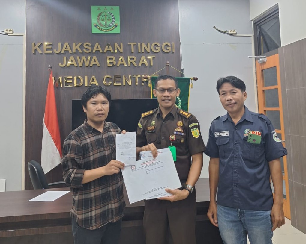 Foto : LSM-MASTER Laporkan Dinas SDABMBK Kab. Bekasi ke Kejati Jabar