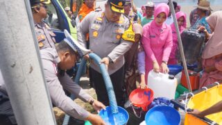 Bentuk Kepedulian Satlantas Polres Pamekasan di HUT Lalu Lintas Ke-69 Memberikan Bantuan Air Bersih 6 Truck