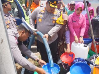 Bentuk Kepedulian Satlantas Polres Pamekasan di HUT Lalu Lintas Ke-69 Memberikan Bantuan Air Bersih 6 Truck