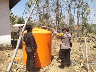 Polsek Palengaan bersama BPBD Menyalurkan Air Bersih kepada Masyarakat Terdampak Kekeringan