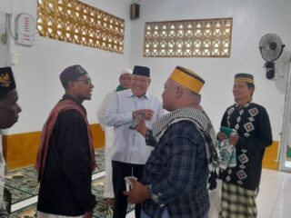 Ir H . Muh Said melakukan silaturahmi degan jamaah Mesjid Nurul Sabil Rufey