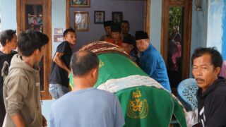 Bursah Zarnubi Cabup Lahat Layat Alm. Yancik Wijaya Di Desa Binjai