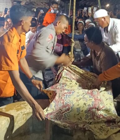 Kompak, Wujud Sinergitas Polres Pamekasan, Sat Brimob, BPBD dan Masyarakat, Jenazah Di Dalam Sumur Dengan Mudah Dapat Dievakuasi