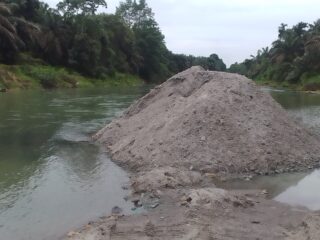 Lapor Pak Kapolres Tebing tinggi..Ada Aktivitas galian C Sertu Di Sungai Bah bolon