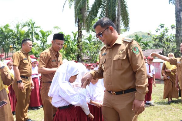 Plt Bupati Tapsel Bagikan KIA Ke Siswa-Siswi SD dan SMP Angkola Timur
