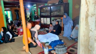 Melayat di Dua Titik, Kak Wari Titipkan Program Pro Rakyat ke Paslon BZ-WIN