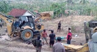 Polisi Dalami Kejadian Excavator Yang Terguling Dan Menewaskan Operatornya Di Pamekasan