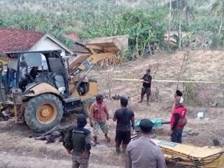 Polisi Dalami Kejadian Excavator Yang Terguling Dan Menewaskan Operatornya Di Pamekasan