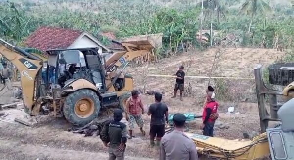 Polisi Dalami Kejadian Excavator Yang Terguling Dan Menewaskan Operatornya Di Pamekasan
