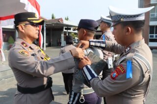 Penyematan Pita Operasi Oleh Wakapolres Pamekasan, Tanda Dimulai Operasi Zebra Semeru 2024