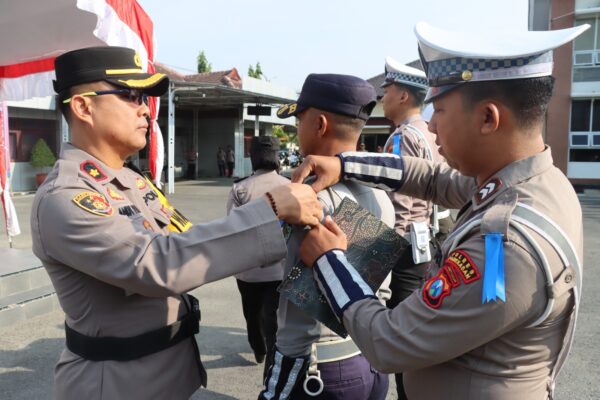Penyematan Pita Operasi Oleh Wakapolres Pamekasan, Tanda Dimulai Operasi Zebra Semeru 2024