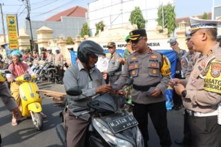 Hari Pertama Operasi, Polres Pamekasan Sosialisasi Operasi Zebra Semeru 2024 dengan Bagikan Brosur