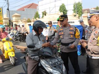 Hari Pertama Operasi, Polres Pamekasan Sosialisasi Operasi Zebra Semeru 2024 dengan Bagikan Brosur