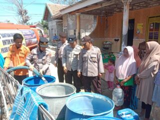 Wujud Kepedulian Polsek Galis, Salurkan Bantuan Air Bersih Kepada Warga Dusun Candi