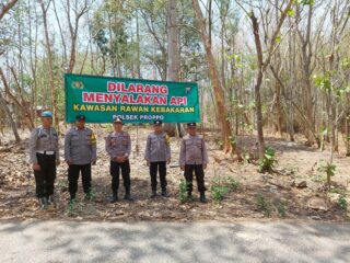 Cegah Karhutla, Polsek Proppo Pasang Banner Dilarang Menyalakan Api di Kawasan Rawan Kebakaran