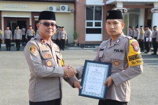 Bentuk Penghormatan Hari Santri 2024, Polres Pamekasan Melakukan Upacara dengan Menggunakan Kopyah Hitam