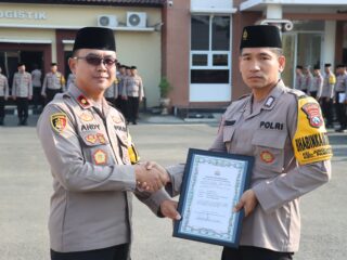 Bentuk Penghormatan Hari Santri 2024, Polres Pamekasan Melakukan Upacara dengan Menggunakan Kopyah Hitam