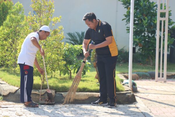HUT Humas Polri, Si Humas Pamekasan Gelar Jumat Berkah di Masjid