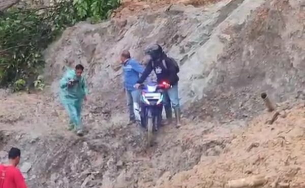 Plt. Bupati Tapsel  Tinjau Jalan Batu Jomba Terputus Total