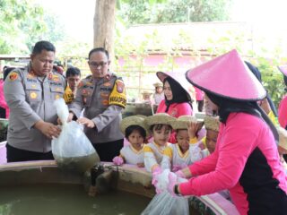 Kapolres Bersama Ibu Ketua Bhayangkari Polres Pamekasan, Panen Hasil Tanaman Di Pekarangan Pangan Lestari (P2L)