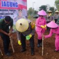 Dukung Ketahanan Pangan, Kapolres Pamekasan didampingi Ibu Ketua Bhayangkari Secara Simbolis Tanam Jagung di Desa Ponteh