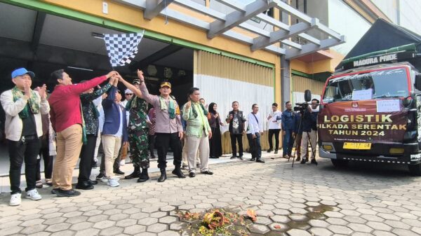 Kabagops Polres Pamekasan Hadiri Pelepasan Pendistribusian Logistik Pilkada 2024 se Kab. Pamekasan