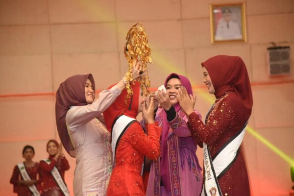 Plt. Bupati dan Ketua TP. PKK Kabupaten Berpesan Ke Boru Namora Untuk Banggakan Tapsel