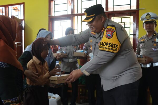 Program Kerja Asta Cita Presiden RI, Kapolres Pamekasan Kunjungi SLB PGRI dan Bagikan Makan Siang Gratis