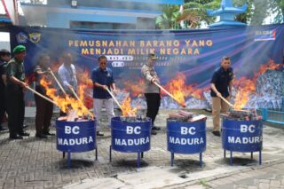 Wakapolres Pamekasan Hadiri Pemusnahan Rokok Ilegal dan Miras di Kantor KPPN