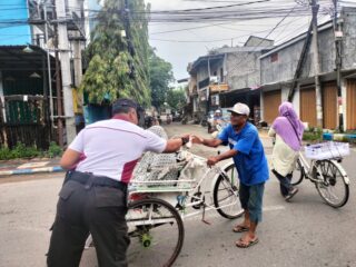 Bentuk Kepedulian, Polsek Pamekasan Bagikan Nasi Bungkus Kepada Pengguna Jalan