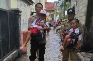 Bhabinkamtibmas Pulau Kelapa Bersama Lurah Pulau Kelapa Monitoring dan Bantu Warga Hadapi Banjir Rob
