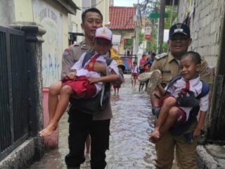 Bhabinkamtibmas Pulau Kelapa Bersama Lurah Pulau Kelapa Monitoring dan Bantu Warga Hadapi Banjir Rob