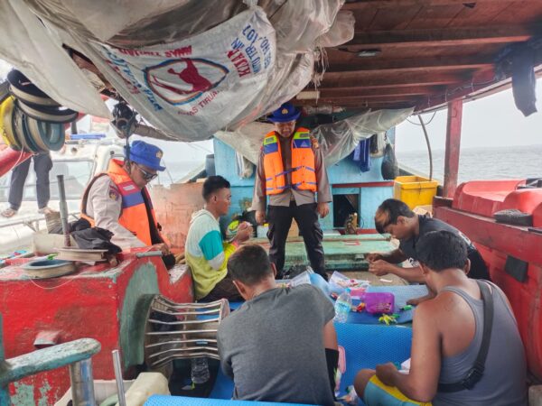 Patroli Laut Satpolairud Polres Kepulauan Seribu Ajak Nelayan Waspada Cuaca Buruk