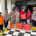 Kapolsek Kepulauan Seribu Dampingi Plt Bupati Tinjau Korban Banjir Rob di Pulau Kelapa dan Pulau Panggang