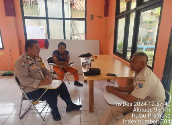 Bhabinkamtibmas Pulau Pramuka Ajak Warga Jaga Keamanan Pasca Pilkada DKI 2024