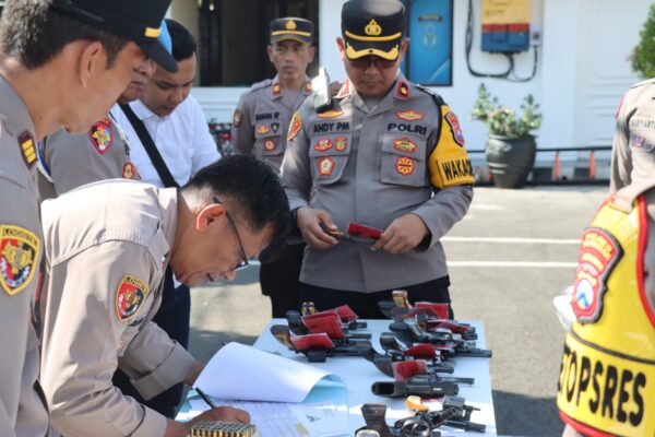 Pengawasan Dan Pengendalian, Wakapolres Pamekasan Lakukan Pengecekan Senpi Anggotanya