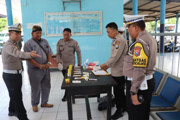 Ops Lilin Semeru 2024, Polres Pamekasan Lakukan Tes Urine Sopir Bus dan Kondisi Kendaraan Layak Jalan