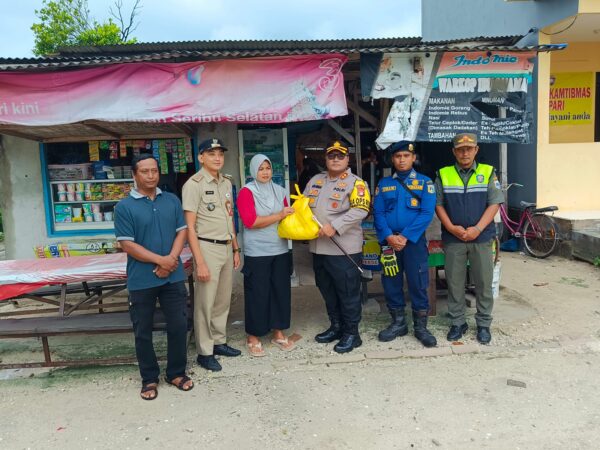 Kapolres Kepulauan Seribu Salurkan Bantuan Sembako untuk Warga Pulau Pari Terdampak Banjir Rob