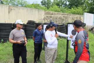 Tingkatkan Kemampuan Menembak, Personil Polres Pamekasan Gelar Latihan Menembak