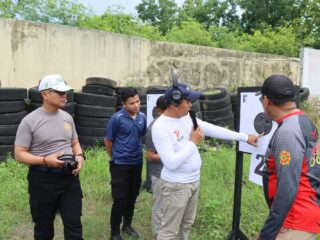 Tingkatkan Kemampuan Menembak, Personil Polres Pamekasan Gelar Latihan Menembak