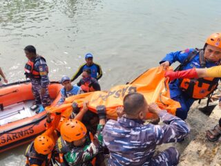 Team SAR Gabungan Temukan Korban Perahu Tenggelam Di Pamekasan