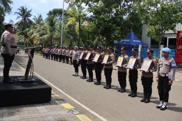 Kapolres Kepulauan Seribu Pimpin Upacara PTDH 7 Personel di Mako Perwakilan Marina Ancol