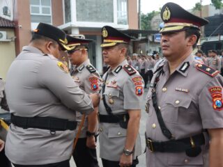 Kapolres Pamekasan Pimpin Sertijab 2 PJU dan 3 Kapolsek