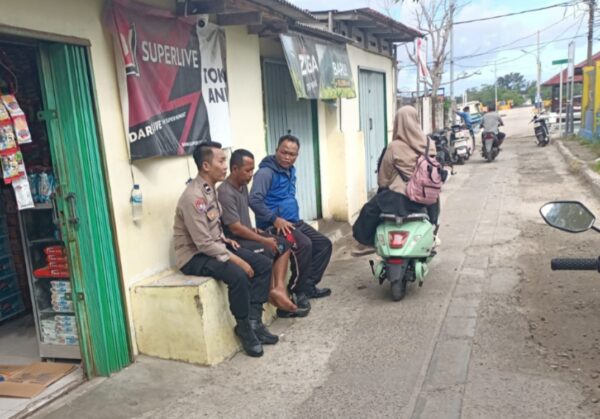 Bhabinkamtibmas Pulau Kelapa Aipda Sahrizal Sambangi Tokoh Masyarakat, Perkuat Silaturahmi dan Kamtibmas