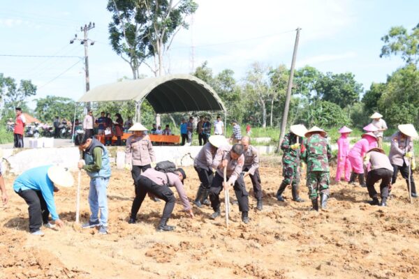 Dukung program Asta Cita Presiden RI, Wakapolres Pamekasan Pimpin Penanaman Jagung di Pagantenan