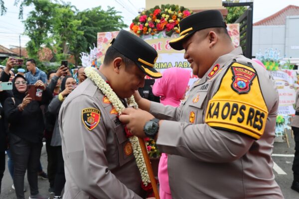 Tradisi Welcome And Farewell Parade Pisah Sambut Kapolres Pamekasan