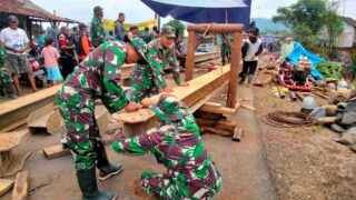 Babinsa Koramil 06/Tersono Batang Bantu Perbaiki Jembatan Kalibelo Yang Rusak Akibat Banjir Bandang