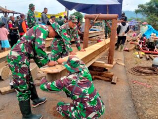 Babinsa Koramil 06/Tersono Batang Bantu Perbaiki Jembatan Kalibelo Yang Rusak Akibat Banjir Bandang