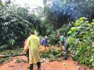 Babinsa Desa Kalibalik Kab Batang Bantu Warga Bersihkan Material Longsor