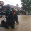 Babinsa Koramil 10/Batang Membantu  Dorong Montor Warga Yang Mogok Akibat Banjir